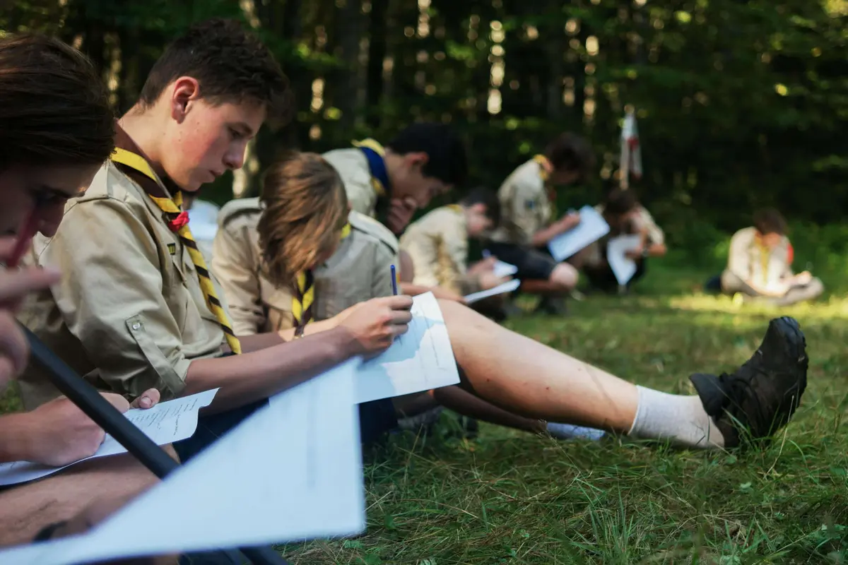 Cercetașul își ajută fratele mai mic